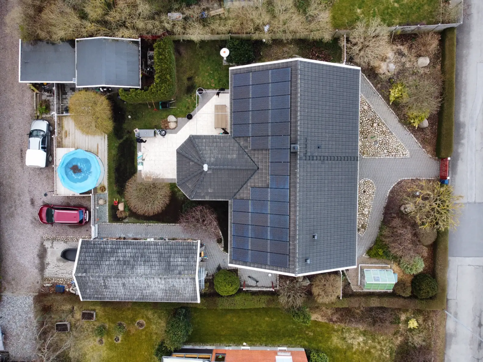 Flygfoto rakt uppifrån på villa med solceller på taket