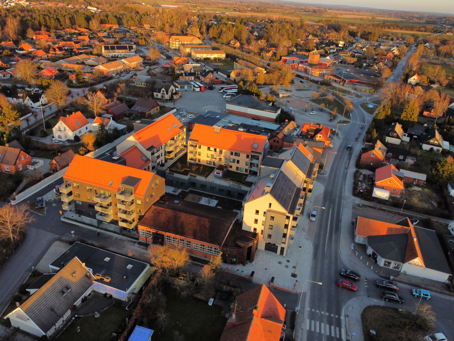 Centralt bostadskvarter i kvällsljus