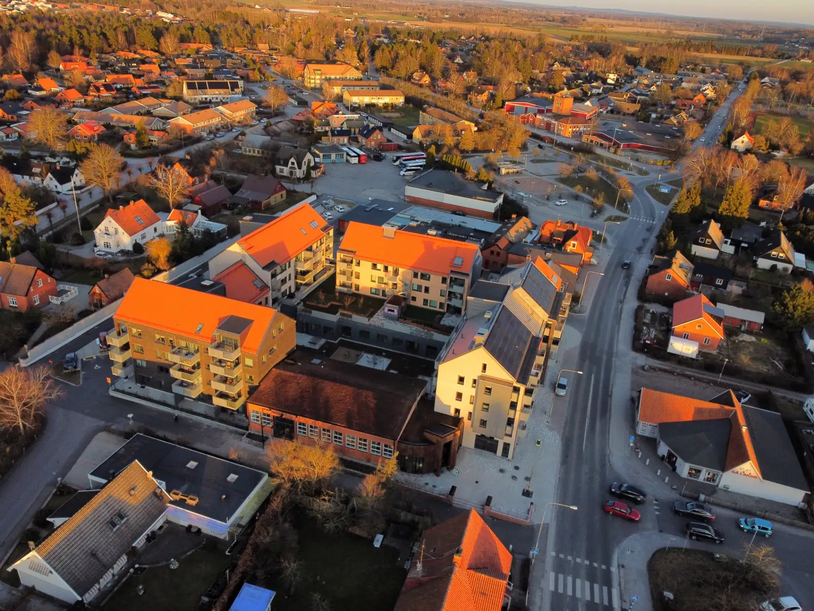 Flygfoto över centralt bostadskvarter i kvällsljus