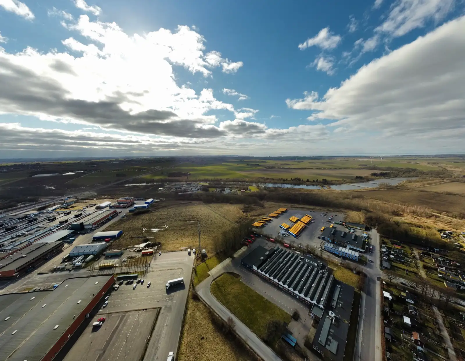 Drönarbild över industriområde och omgivande åkermark