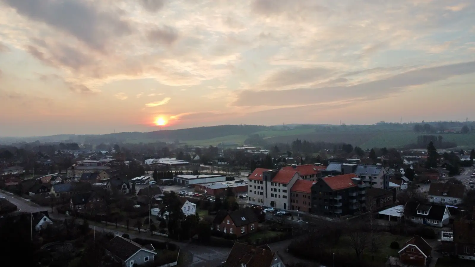 Flygfoto över småstad i Skåne i soluppgång